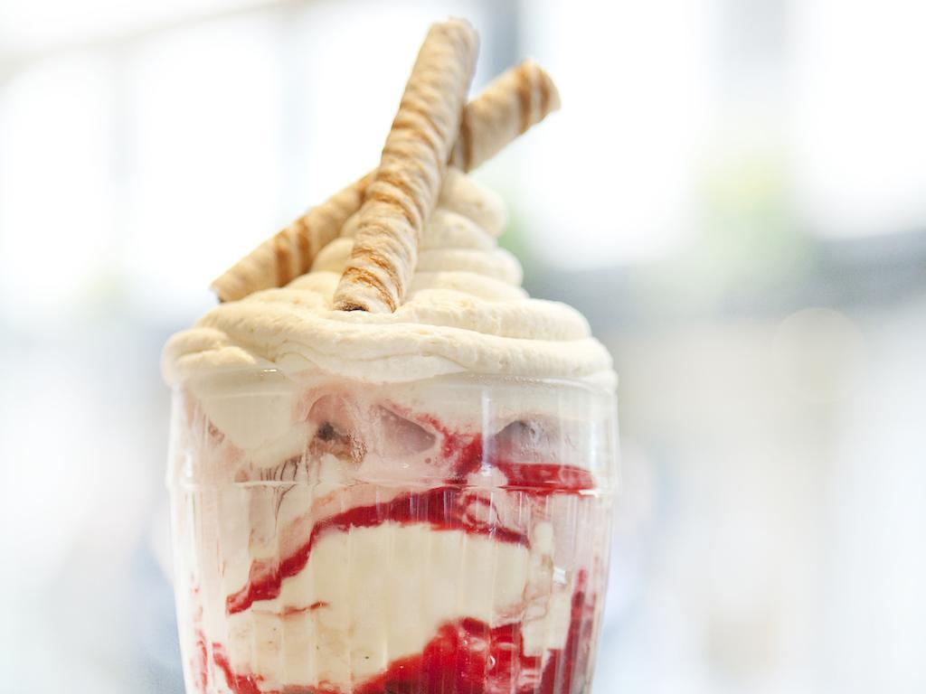 Montcalm Brewery Townhouse Londres Exterior foto The photo shows a delicious dessert in a clear glass dish. It features layers of creamy ice cream or whipped cream, swirled with a vibrant red fruit sauce. Topping the dessert are two rolled wafer sticks, adding a decorative touch. The overall presen