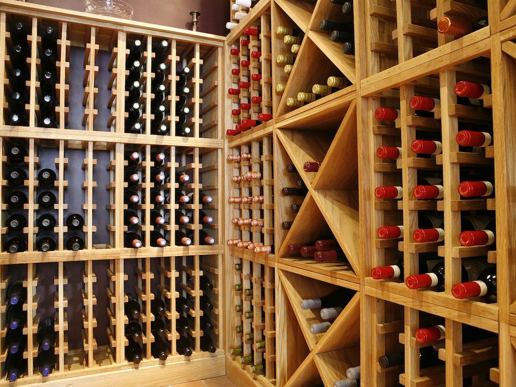 Montcalm Brewery Townhouse Londres Exterior foto The photo shows a wine cellar with wooden racks designed for storing wine bottles. The structure is divided into sections, featuring various compartments that hold the bottles in an organized manner. The bottles have different colors, with many red a